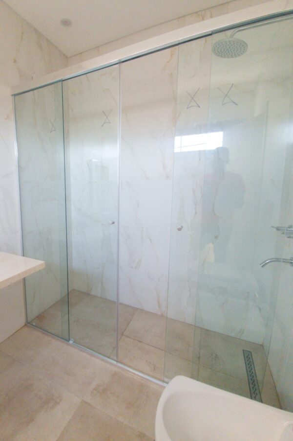 MAMPARA FRONTAL CORREDIZA BLINDEX 2000 X 1900 PERFIL ALUMINIO ANODIZADO MATE